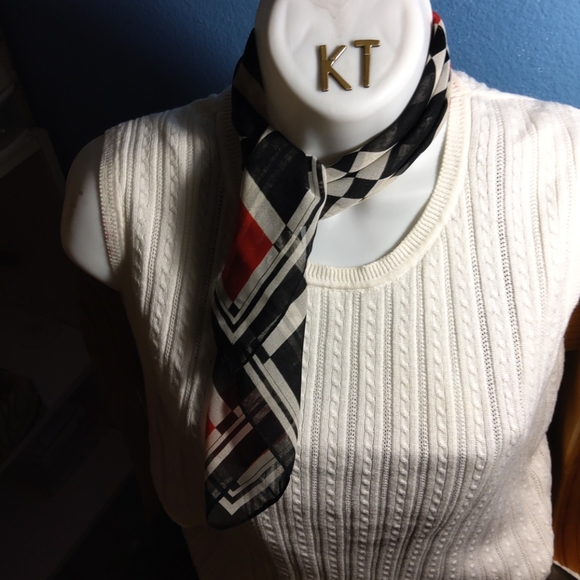 ...Im selling a  Scarf - Picture 2 of 4